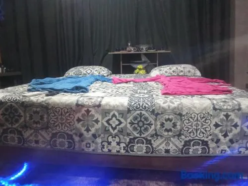 Quarto Vip, cama king, ar e tv, sacada e banheiro - Image 1