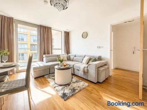Central-Modern 1-Bed Apt,Sleep 4 -Near Train Station & Easy Access to Central London & City Centre - Image 1