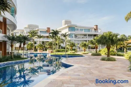 Cobertura em Resort Pé na Areia com Piscina Hidro - Image 1