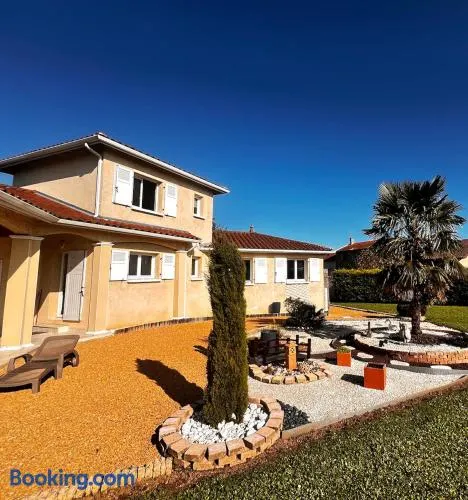 OFFRE SPÉCIALE, Villa Chris Aurelie 4 ch et 5 em avec option , 15mn Lyon , grand parking , calme - Image 1