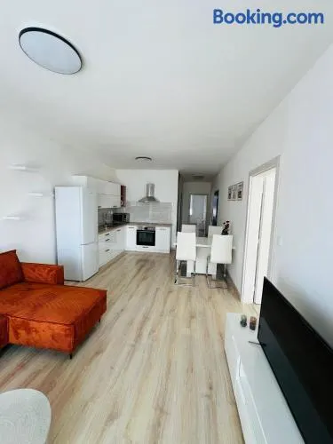 Modern Comfort Apartment - WiFi & Free Parking - Image 1