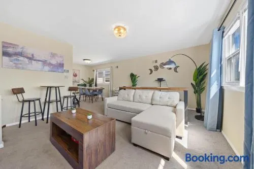 Stylish Apt - 3 min walk - Train to NYC - Image 1