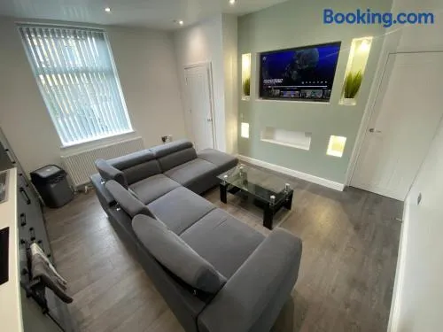 Luxury 3-Bed House-Jaquzzi Bath-Private Parking- suitable for contractors - Image 1