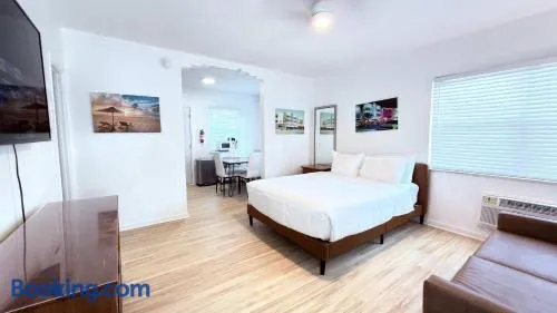 1BR Apt Near Beach, Shopping Mall, Bus, Free Trolley - Image 1