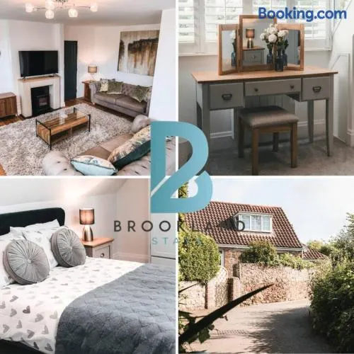 Charming 2-Bed House by Brookland Stays in Jersey Free Wi-Fi & Parking Included - Image 1