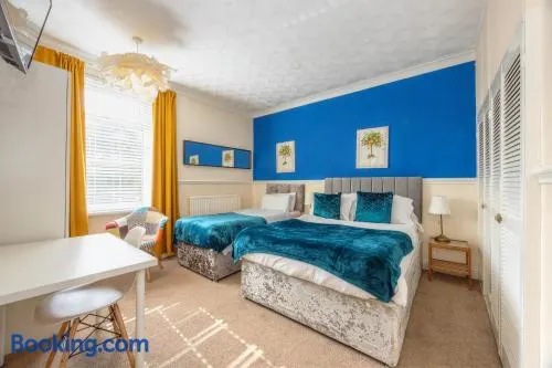 Summer Lane Business Stays 3 Bedrooms 6 Beds Ideal For Longer Stays-Near M1 - Image 1