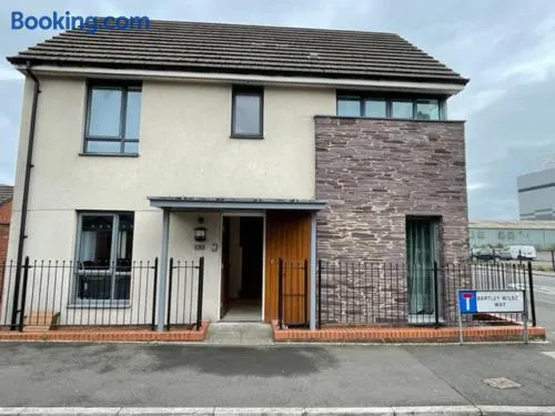 Holiday Home In Cardiff. Sleeps 6 - Image 1