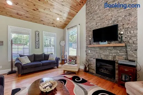 Charming Lakefront Home Sleep 12 Dock Boat Launch - Image 1