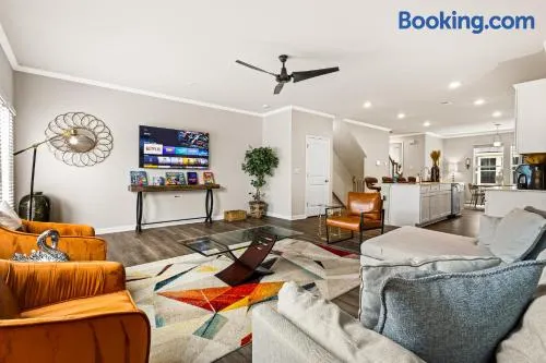 Price Cut, New Lux Home 5 mins to Airport , 15 min to Downtown, 25 min to Buckhead with 3 beds and 3 baths - Image 1
