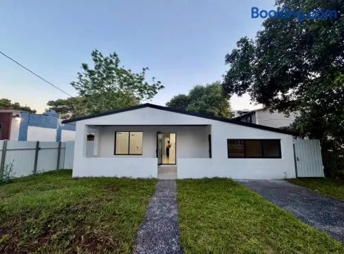 Modern Private Room Near Wynwood SouthBeach - Image 1