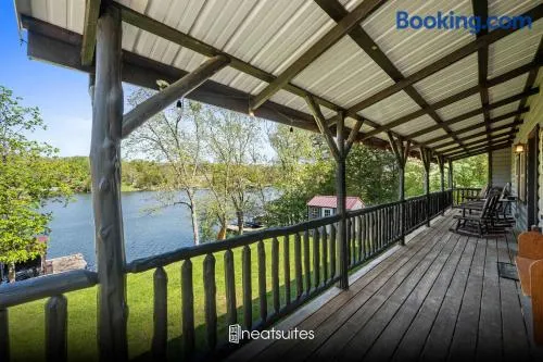 Lake-Side Log Cabin close to Ark Encounter - Image 1