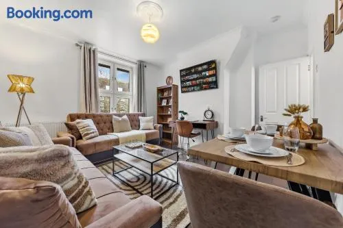 Central Ldn 2 Bed Flat, Nine Elms St, Sleeps up to 8! - Image 1