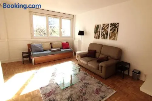 Cosy 2 BR, La Défense, 5 min walk metro+parking - Image 1