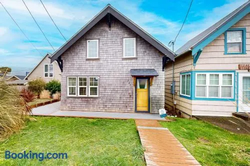 Rockaway Beach Bungalow - Image 1