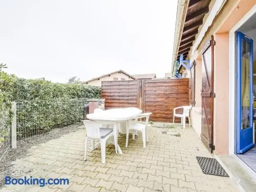Charmante maison T2 avec mezzanine, terrasse et parking, à 350m de la plage – idéal pour 4 personnes - FR-1-521-51 - Image 1