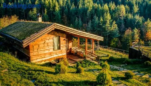 Панорама хаус Лещен и еко къщи Дървена и Землянка - Image 1