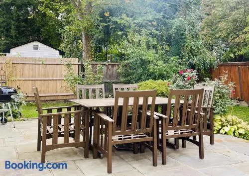 Private Estate, walk to Princeton downtown, 3 Bedrooms, 2 Bath, with Free Parking - Image 1