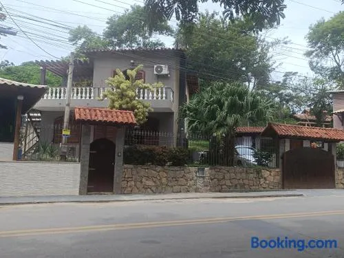 Estúdio Aconchegante no centro de Miguel Pereira - Image 1
