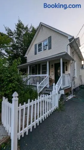Stunning 4BR home close to NYC - Image 1