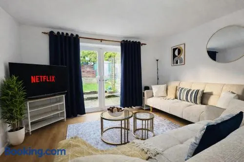 4 Bed Cosy Home w Free parking, Pets Welcome - Image 1
