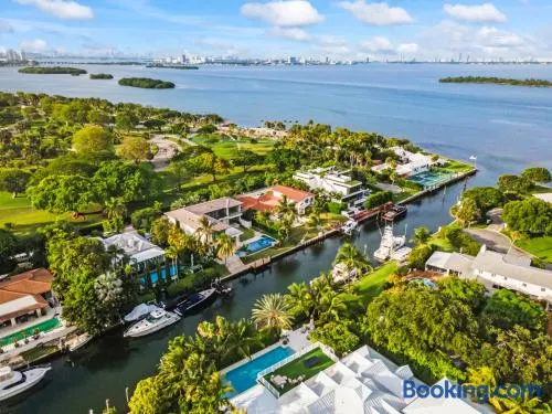 Luxurious Miami Waterfront Gateaway, A Location - Image 1