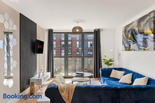 City Heaven Retreat with Balcony, Free Parking - Image 1