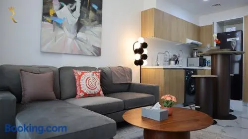 Terminal 1BR Retreat - Modern Comfort & Chic Stay - Image 1