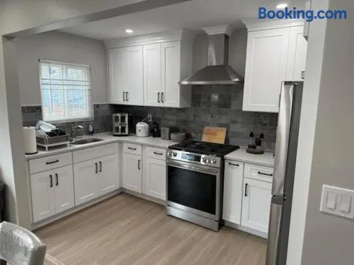 Cozy Queens NY Stay Near JFK Sleeps 4 Comfortable 3 Bedroom Home with Great WiFi Quiet Residential Location - Image 1