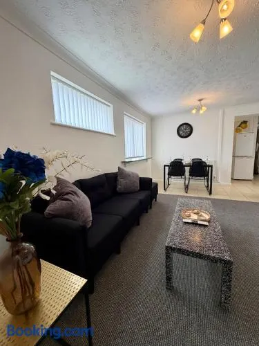 Spacious 3-Bed Home, Sleeps 6, Free Parking Wi-Fi - Image 1