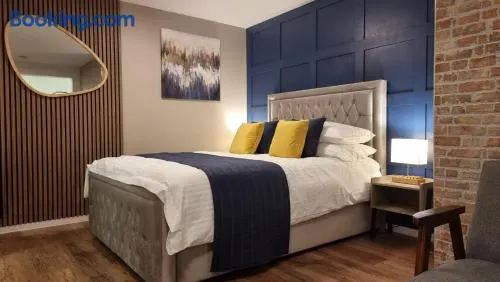 Boxford Lodge - Serviced Apartment in Bracknell, near Ascot & Windsor, Free Parking - Image 1