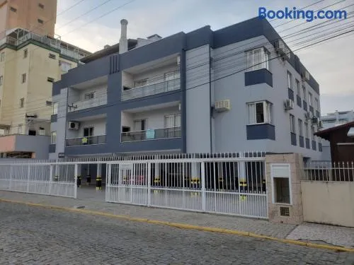 Apto 2 quartos no centro de Bombinhas, 130 metros praia - Image 1