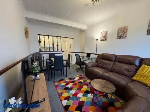 Sunny Beachside Apt with Free Parking - Image 1