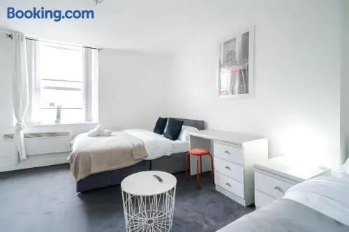 Stylish 3BR Derby Apartment - Sleeps 6, Central Location - Image 1