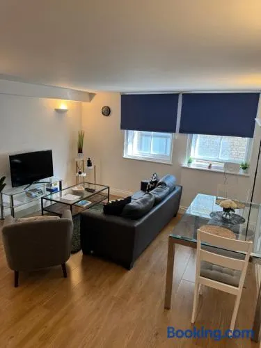 Modern 1 Bed Flat, Liverpool Street - Image 1