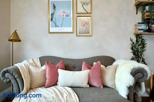 Stylish 4 bed home in Old Trafford next to MUFC - Image 1