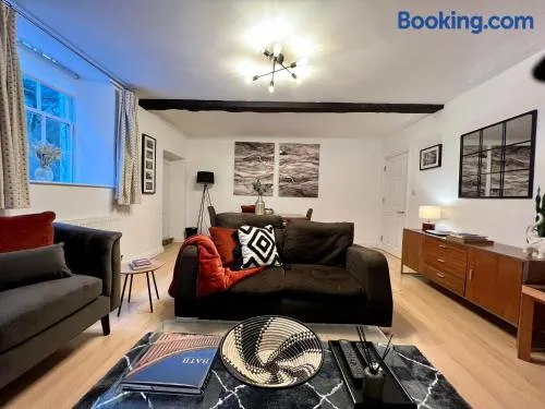 Superbly located 2 bedroom luxury apartment - Image 1