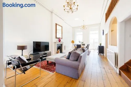 Luxury 2 bedroom Clifton flat with free parking - Image 1