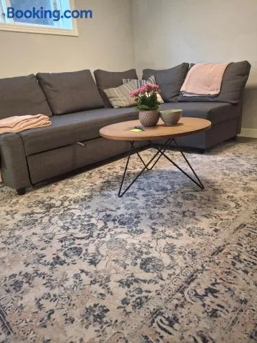 Lys og hyggelig underetagebolig nær København C med gratis parkering - Image 1