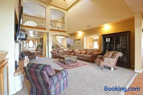 Lakeside Mansion Waterfront 34 beds Boat ramp - Image 1