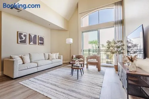 2BD Marina Condo Near Venice Beach, Pool & Free Parking - Image 1