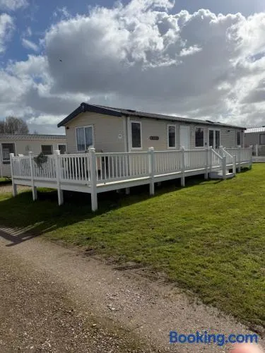 Serenity 2 No 98 Central lounge sleeps 6 x 3 bedrooms x 2 bathrooms - Image 1