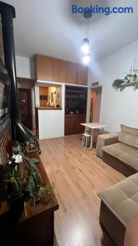 Refúgio no Alto com Lareira Ar e Garagem Próximo à Feirinha - Image 1