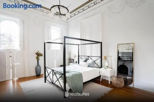 Walk to Stadiums & Downtown, Jet Tub, Historic Apt - Image 1