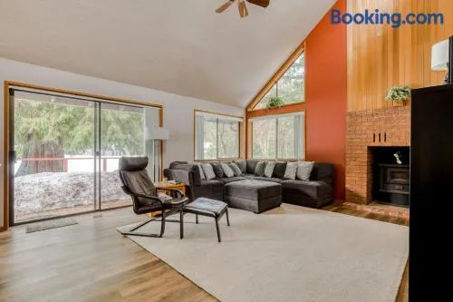 Beautiful golf-course-view home with pool & tennis access private hot tub & W&D - Image 1