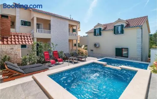 Three-Bedroom Holiday Home In Sutivan - Image 1