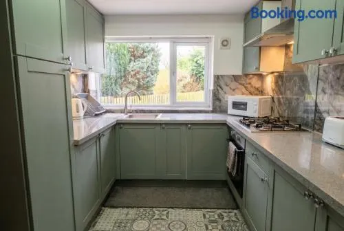 Family-Friendly Detached House Near Leeds and Bradford with Garden - Image 1