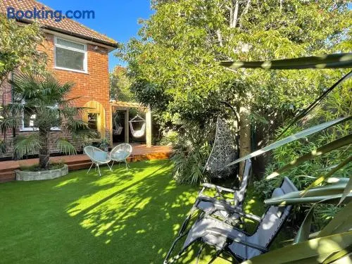 Luxury Oriental Home with Exotic Garden & Free Parking - Image 1