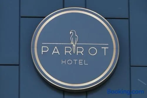 Hotel Parrot - Image 1