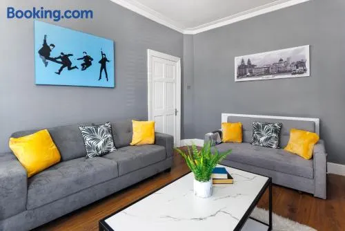 Crawford Avenue Retreat - Image 1