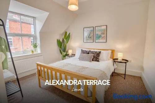 Sentimental and Homely 3-bed Home in Lincoln by Renzo, Amazing Location, Close to Cathedral and Castle! - Image 1